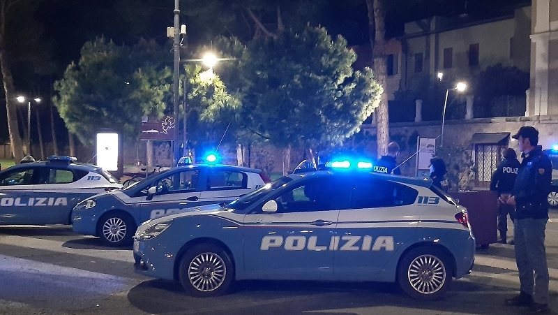 La donna, 52 anni, è stata arrestata. La pensionata costretta a vendere i gioielli di famiglia per pagare i debiti di droga del figlio