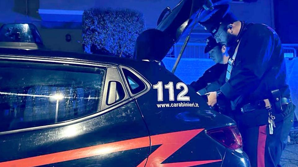 Tenta di salire sull’ambulanza, poi aggredisce il personale con un palo di ferro