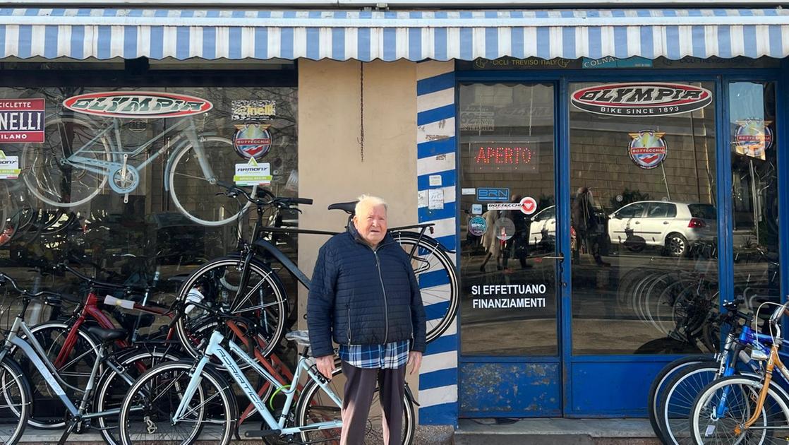 Ario Mela, decano delle biciclette a 84 anni: “Farei più fatica a starmene a casa”