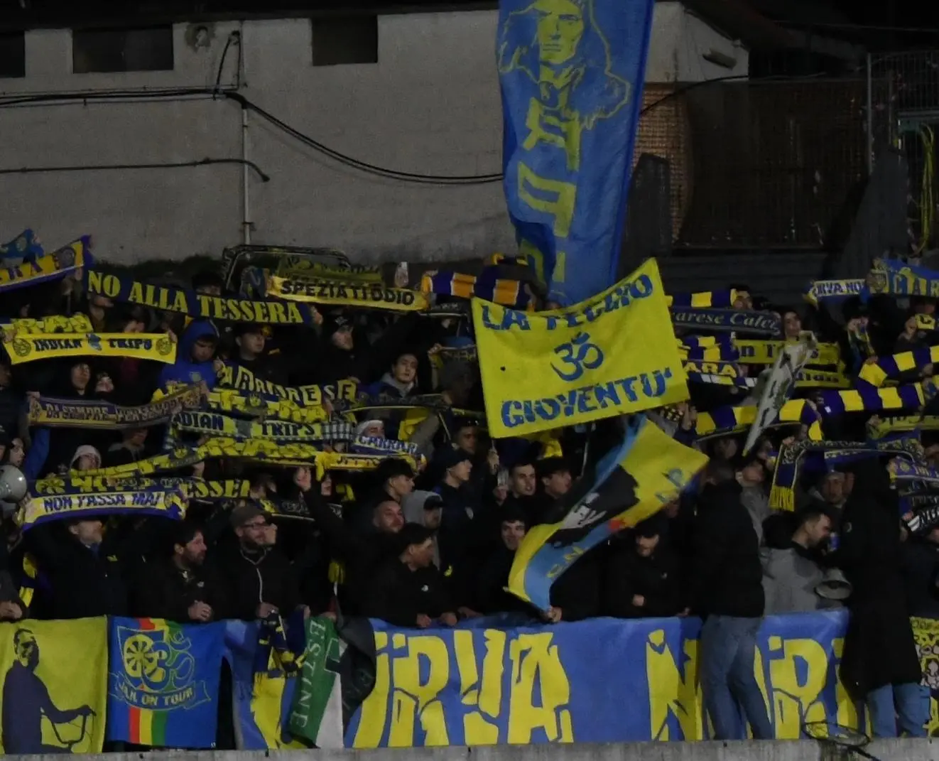 I tifosi Nonostante il dolore per la pesante sconfitta contro lo Spezia hanno incitato la squadra fino al termine. Grande maturità sportiva degli ultras azzurri