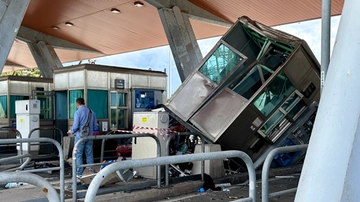 Inferno al casello di Rosignano, le ipotesi: malore o guasto meccanico. Riaperta la A12