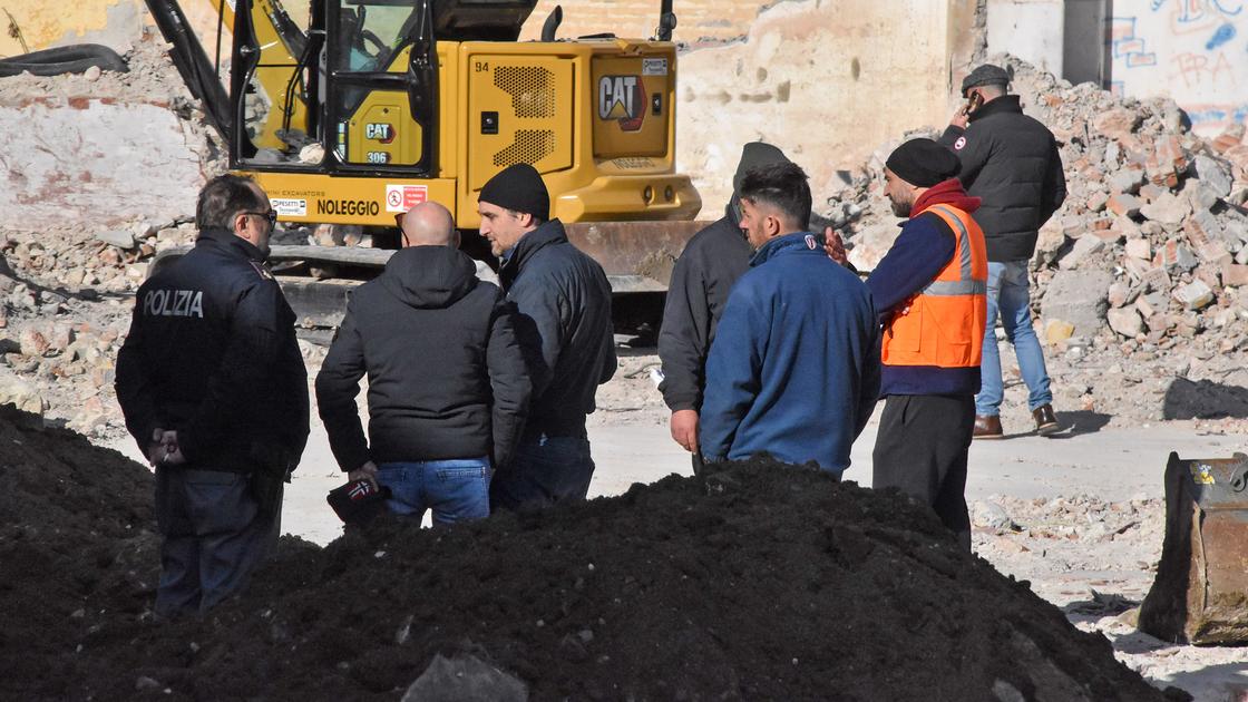 Ossa umane spuntano dagli scavi, indagano gli archeologi: “I lavori non si fermano”