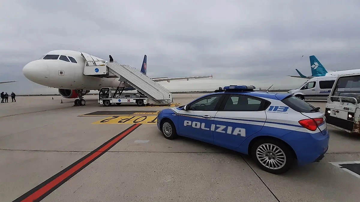 Il 19enne è stato accompagnato alla frontiera aerea di Milano Malpensa e rimpatriato in Egitto con personale di scorta