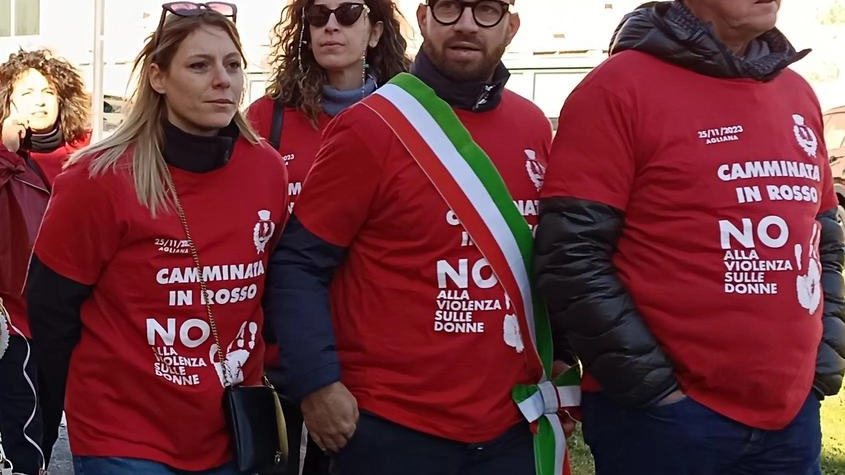 "M’illumino di rosso e dico no" . Flash mob, letture e camminata