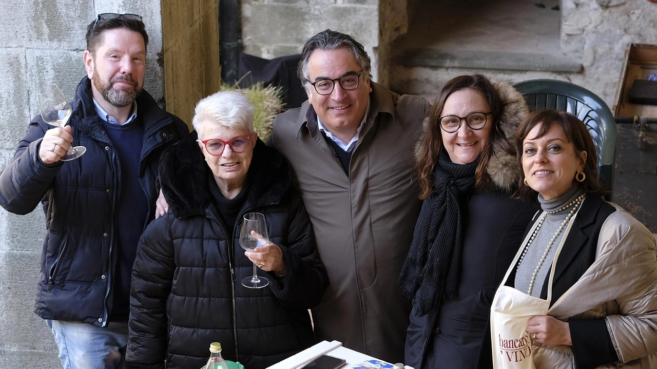 Il sindaco di Mulazzo Claudio Novoa con lo staff del Comune (foto Pasquali)