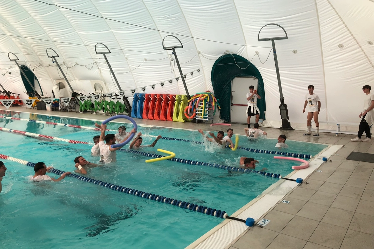 Il tuffo in piscina per festeggiare