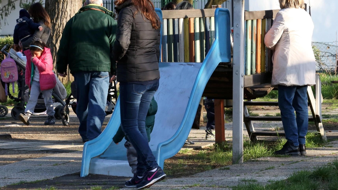 Un’area gioco per bambini (foto archivio Germogli) si rinnova con un nuovo rivestimento l’area di largo Spontini a Casellina