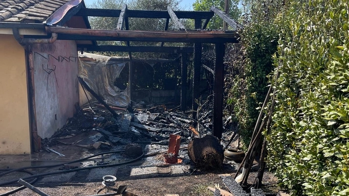 Il garage andato distrutto in via Malfatti a Lucca (Foto vigili del fuoco)