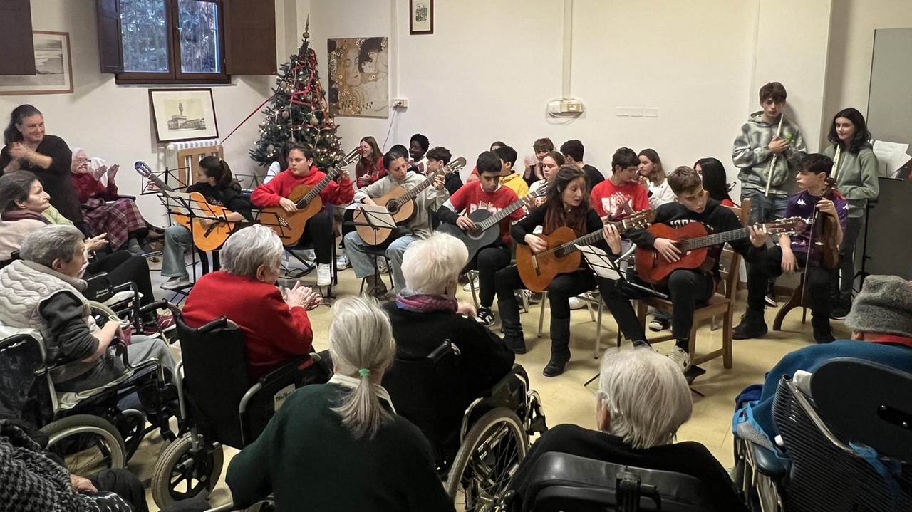 Da Chopin al rock, suoni senza età. I ragazzi si esibiscono nella Rsa