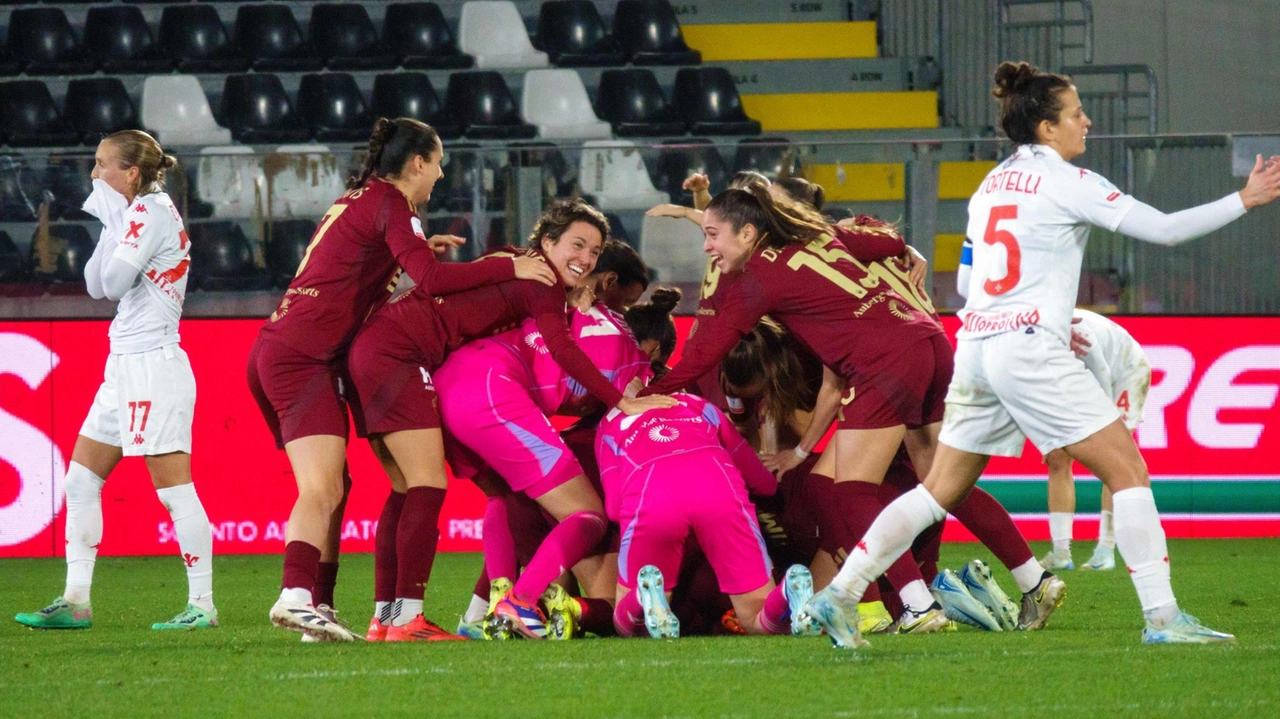 La festa delle giocatrici della Roma. e la delusione delle viola, sotto Federica Cappelletti durante la premiazione (foto Alexia. Frascatore)