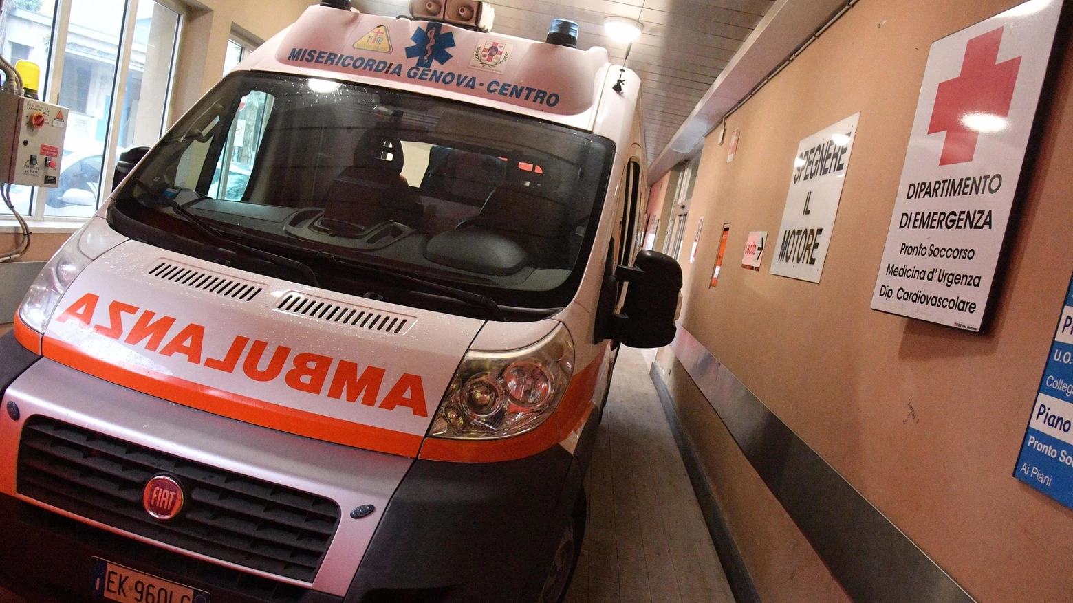 Ambulanza al Gaslini (Ansa)