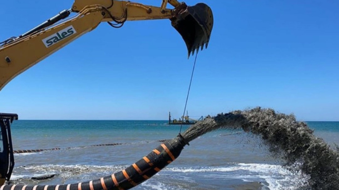 Ripascimento spiaggia (foto Ansa) 