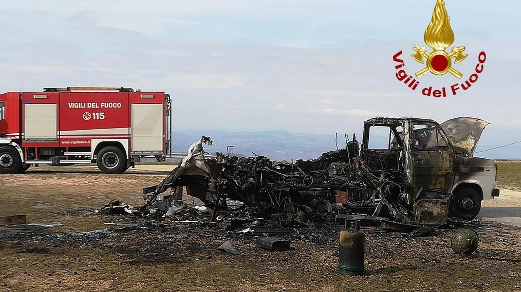 Quello che resta del camper a bordo del quale si trovava la famiglia. quando si è sviluppato l’incendio