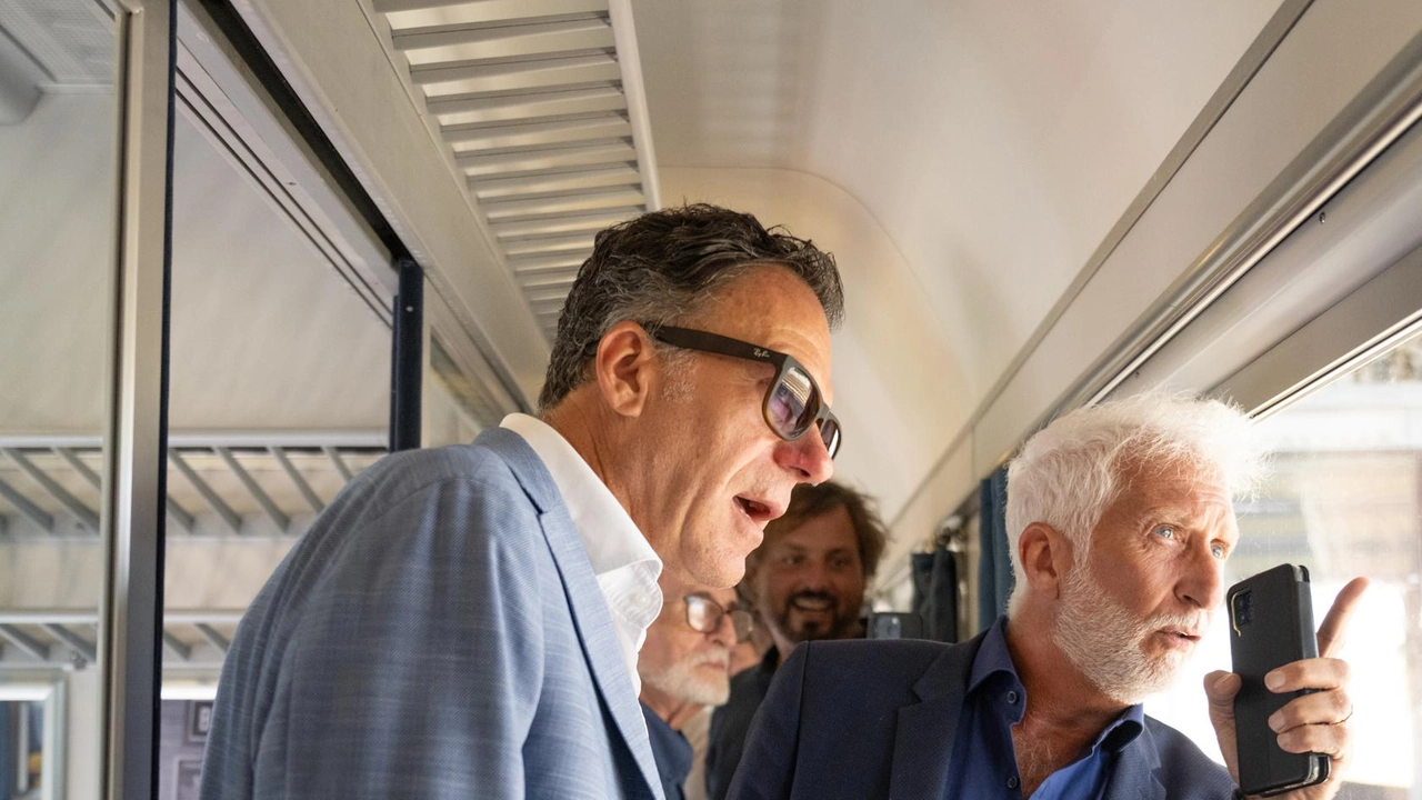 Anche il sindaco di Pisa, Michele Conti, al viaggio inaugurale del treno Versilia che collega Milano con Livorno