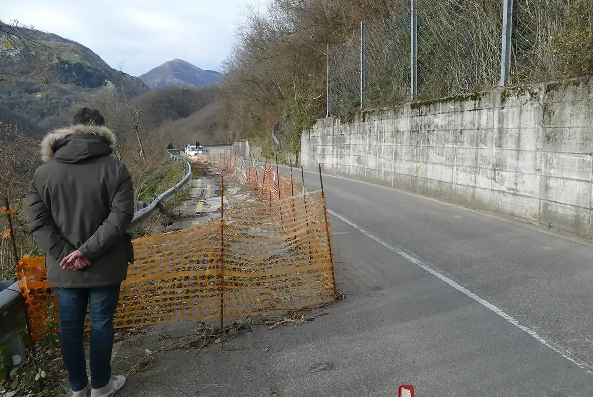 Frana nella notte, Statale chiusa. Cantiere aperto subito dall’Anas