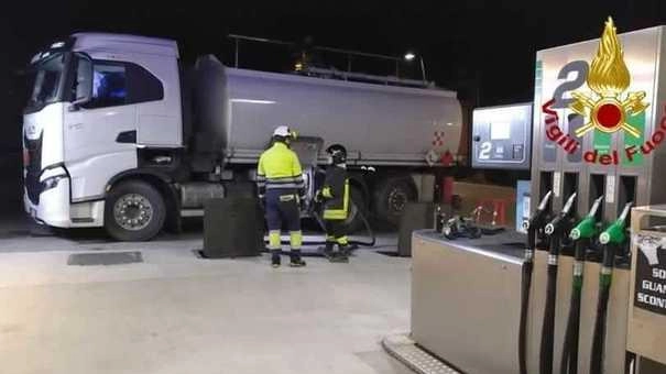 L’intervento dei vigili del fuoco al distributore di benzina sulla via Provinciale a Forte dei Marmi: due famiglie sono state evacuate per precauzione