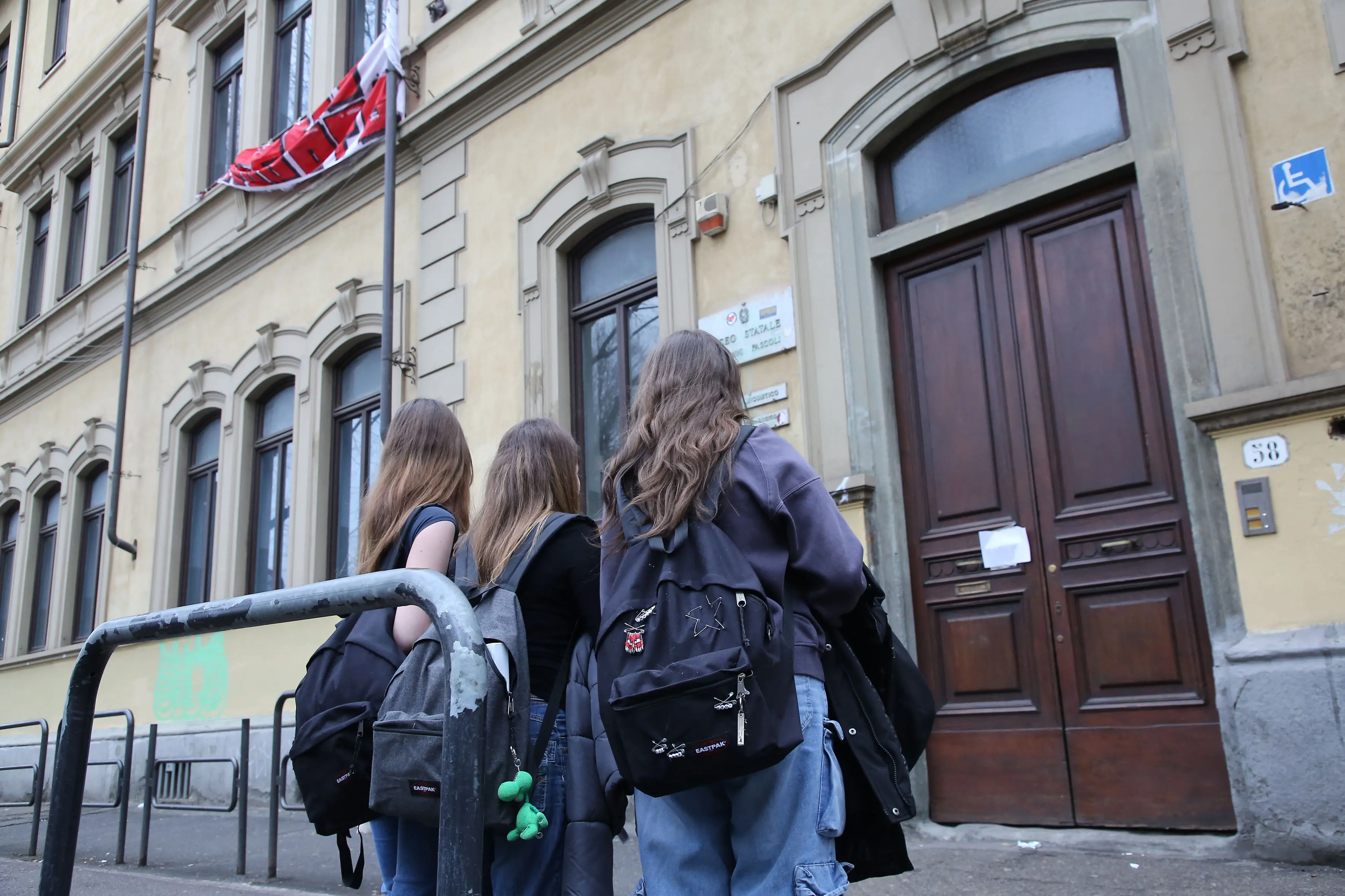 Studenti del Pascoli occupano la scuola: “Anni di tensioni e frustrazioni accumulate”