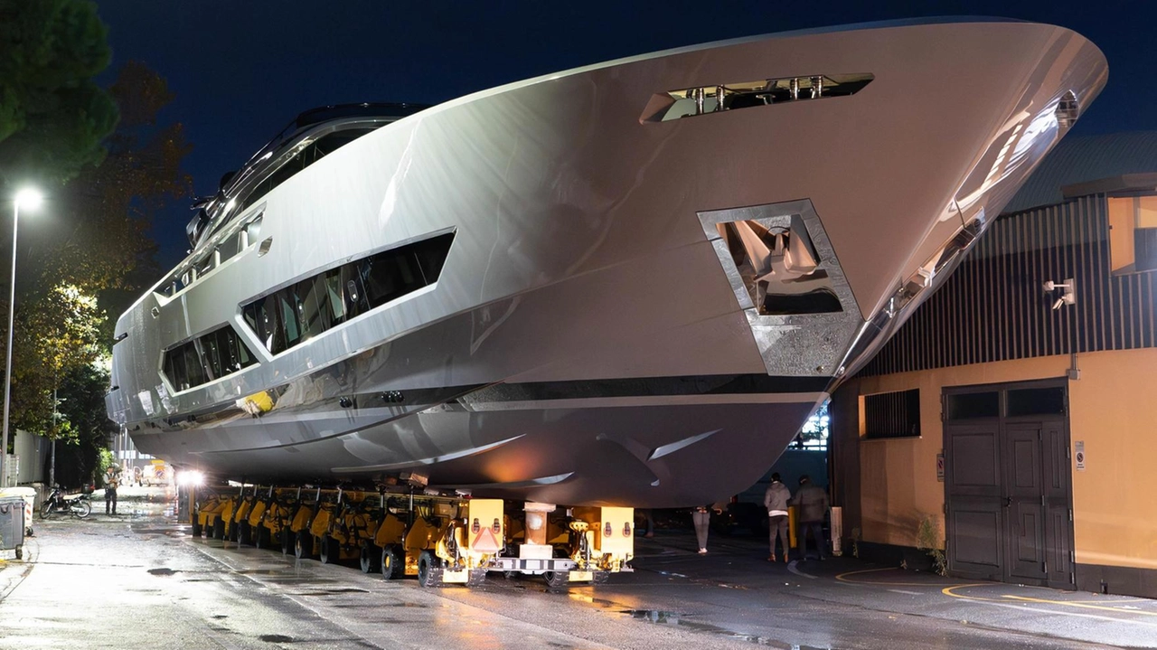 La nuova ammiraglia dell’Ab Yacht nel piazzale del cantiere navale viareggino L’imbarcazione di 40 metri è stata varata: è dotata di comfort e lussi