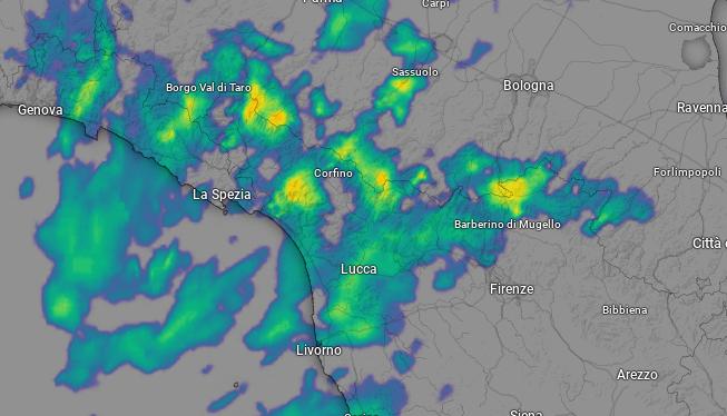 Maltempo in Toscana, pioggia tra Lunigiana e Garfagnana: fiumi sotto osservazione