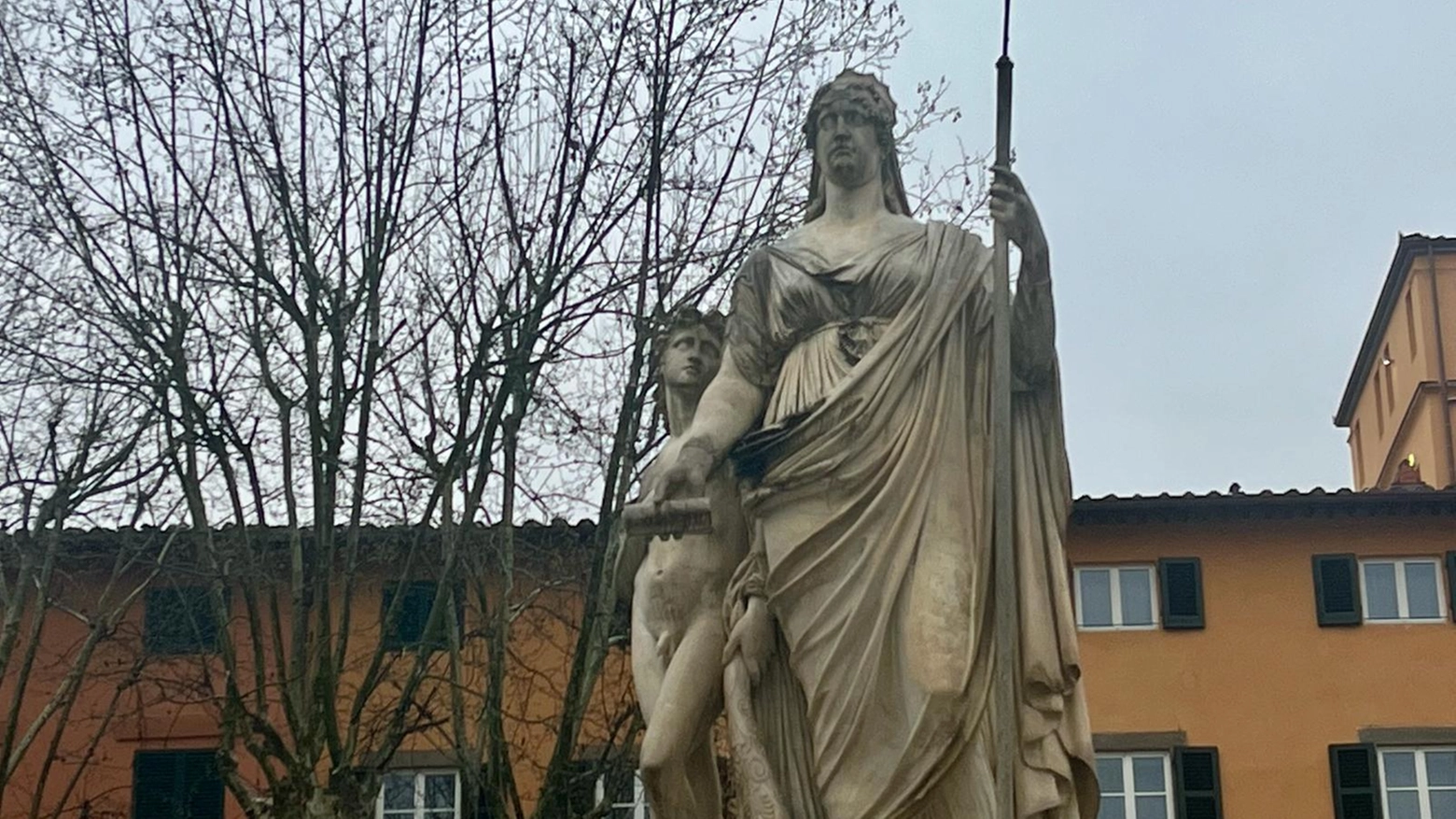 E’ scomparso il “giglio“ dalla statua dedicata a Maria Luisa di Borbone