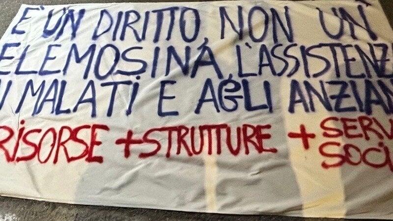 Firenze, caregiver in piazza davanti alla Regione: "Basta essere invisibili, servono soluzioni concrete"