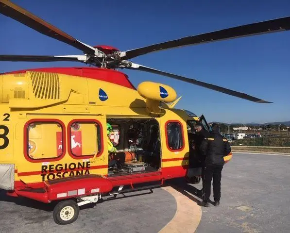 Ciclista muore durante un’escursione nel bosco. Tragedia a Buti