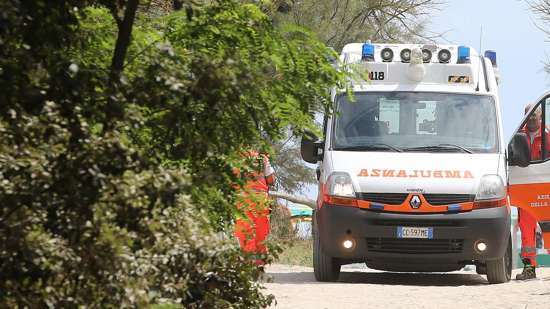 Malore in spiaggia, muore durante la vacanza in Salento