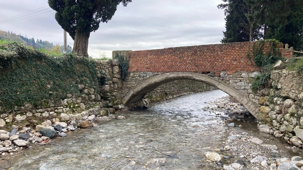 Sicurezza idraulica. Giù il ponte sul Bagnolo. Ma le proteste proseguono