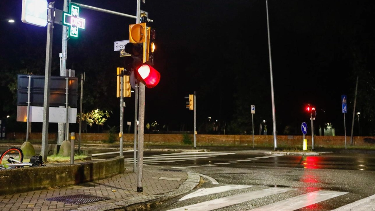 I residenti lamentano troppi rischi a percorrere la strada, specialmente nelle ore notturne (Foto Archivio)