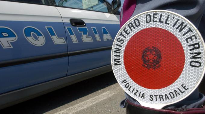 Contromano in autostrada, fermato un giovane. Non ha nemmeno la patente