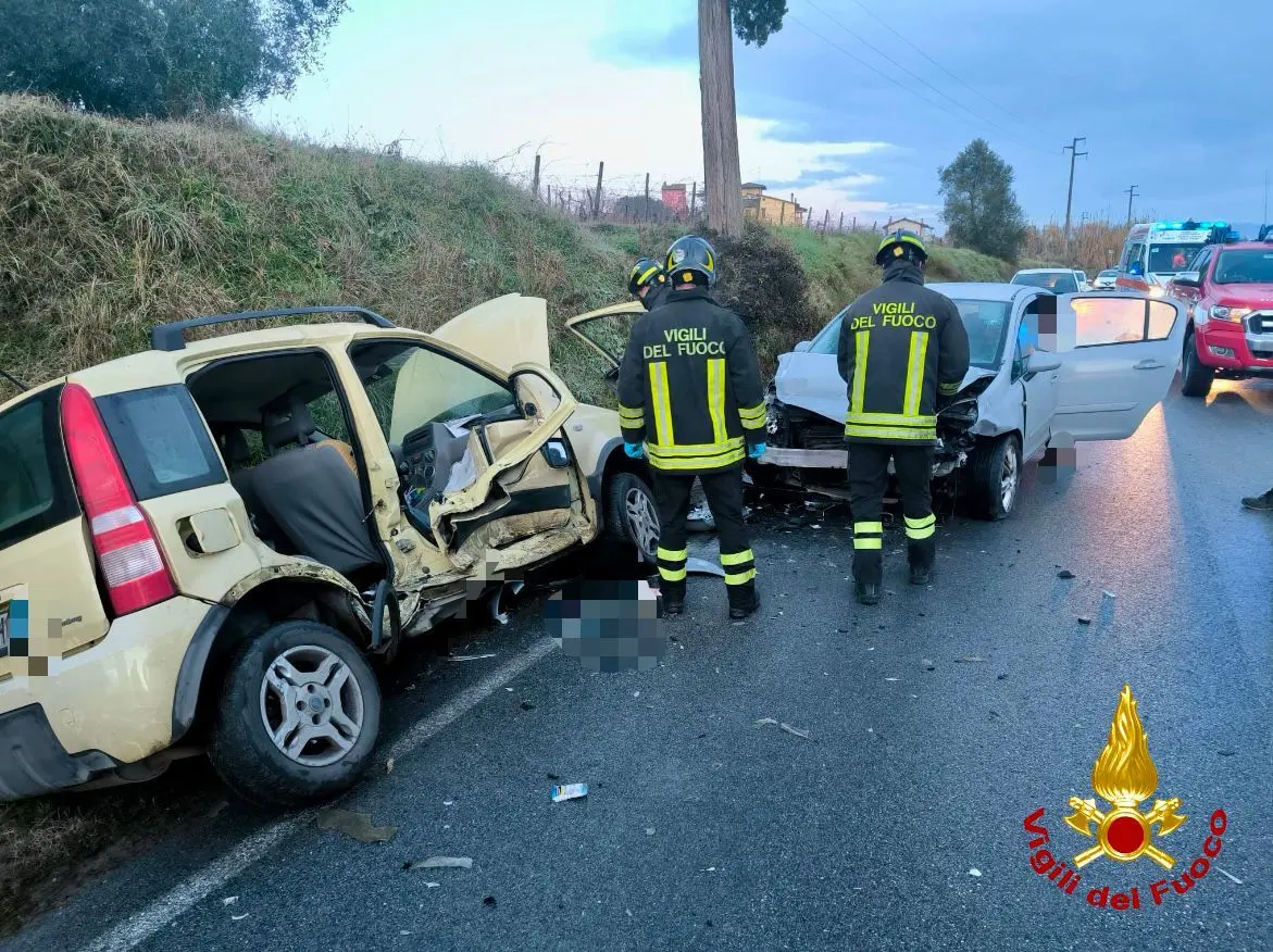 San Miniato, scontro frontale: automobilista incastrato, lo salvano i vigili del fuoco