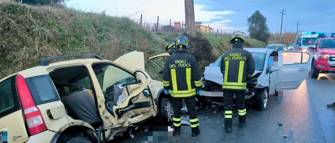 San Miniato, scontro frontale: automobilista incastrato, lo salvano i vigili del fuoco