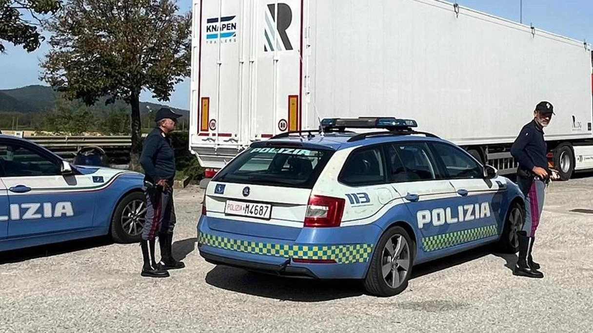 Le pattuglie della Polizia Stradale di Grosseto e Siena sono intervenute nell’area del Doccio per salvare un camionista che voleva farla finita