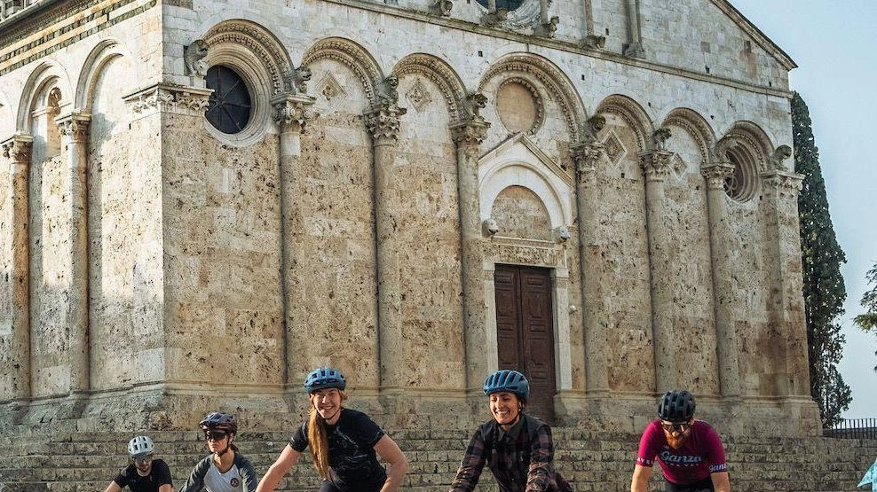 La manifestazione ciclistica Grinduro tornerà a Massa Marittima nel weekend 27-29 settembre, offrendo un percorso di 100 km tra vigneti e boschi, con prove speciali cronometrate e un'atmosfera da festival. Dettagli su www.grinduro.com/italy.