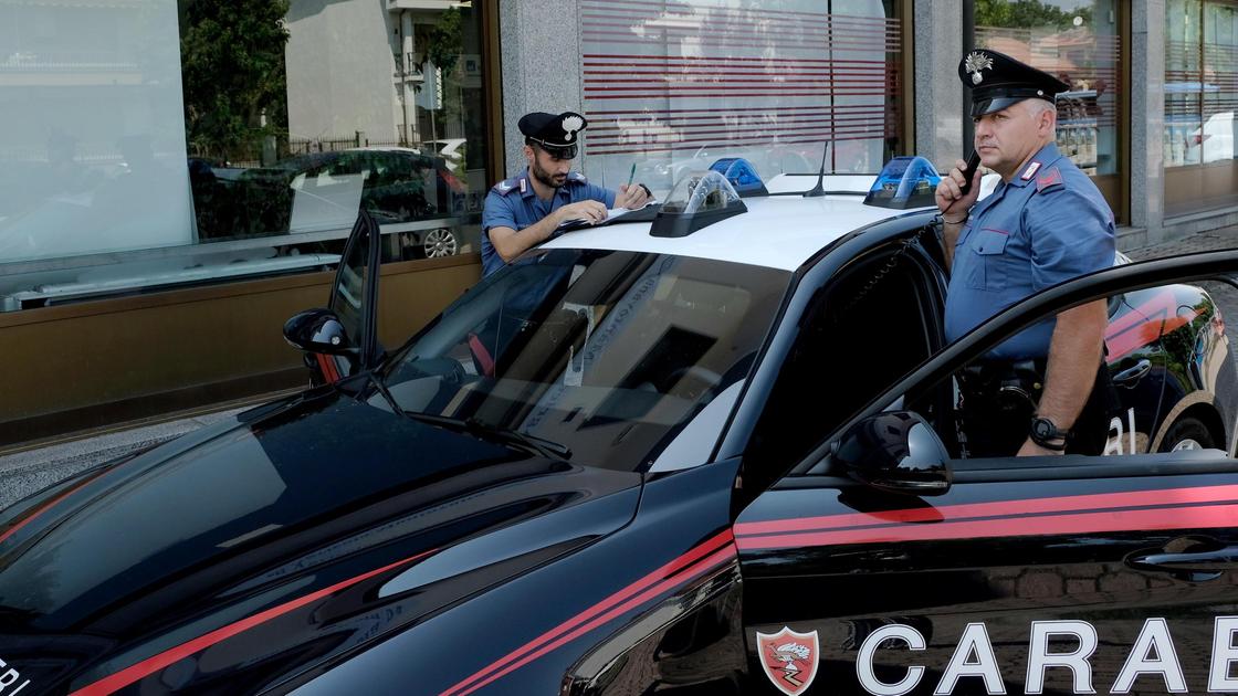 Rapina con la pistola nel negozio. Spintone alla cassiera e poi la fuga