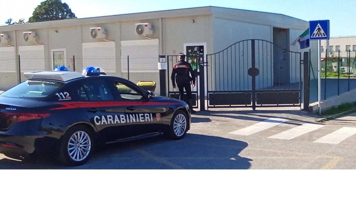 I Carabinieri hanno bloccato l'uomo all'uscita