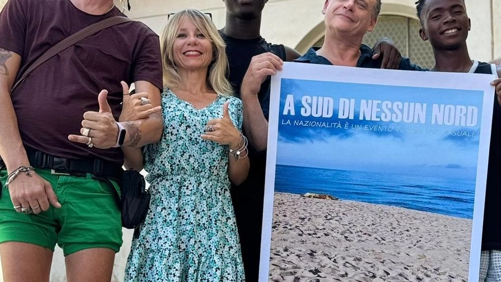 Stasera a Massa, al festival 'La Cappuciniana', verrà proiettato il docufilm 'A sud di nessun nord' che affronta il tema dell'immigrazione. Realizzato in collaborazione con Casa Betania e Fondazione Migrantes, il film vuole sensibilizzare sulle storie dei minori non accompagnati ospiti del Centro di accoglienza locale. Un progetto sociale per aprire il dialogo e combattere i pregiudizi.