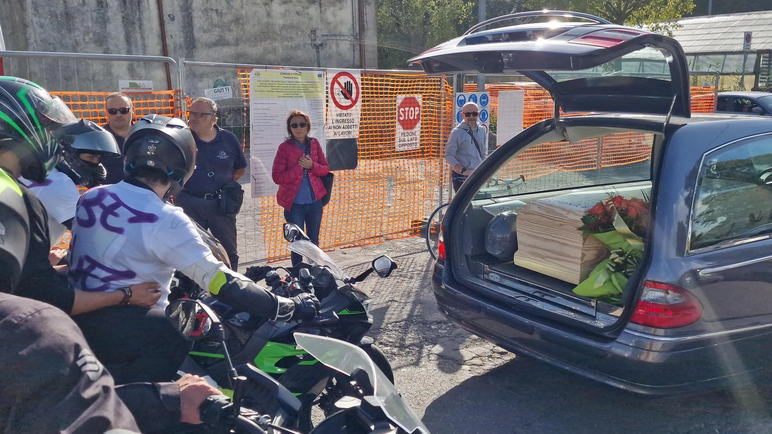 Le moto, gli amici e le lacrime. Ultimo saluto a Francesco. E tutti per mano: "Abe vive!"