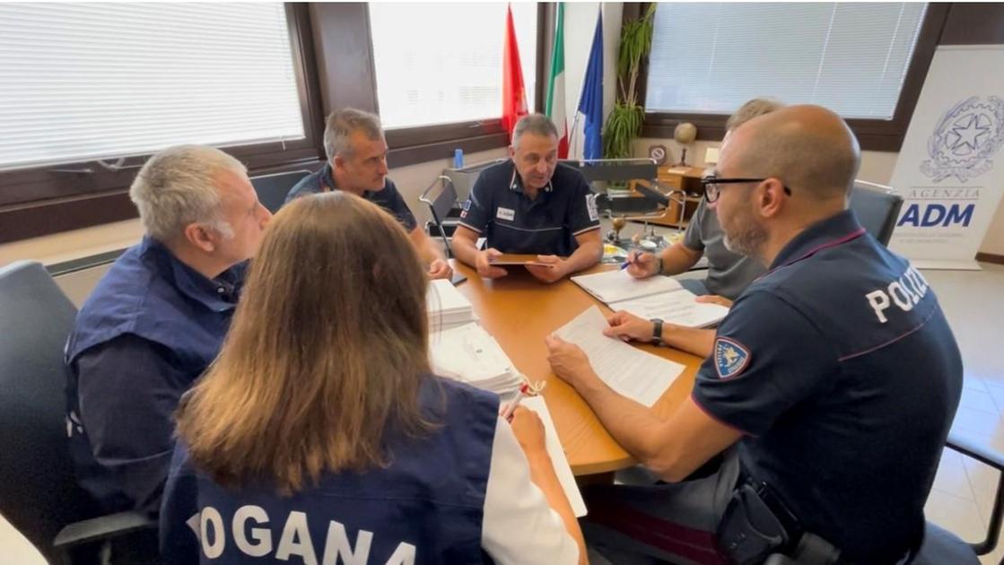 Auto vendute senza versare l’Iva. Agenzia Dogane e Polizia stradale scoprono evasione da 900mila euro