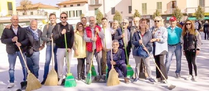 Sindaco in piazza con la scopa: “Superficie troppo delicata, impossibile usare la spazzatrice”