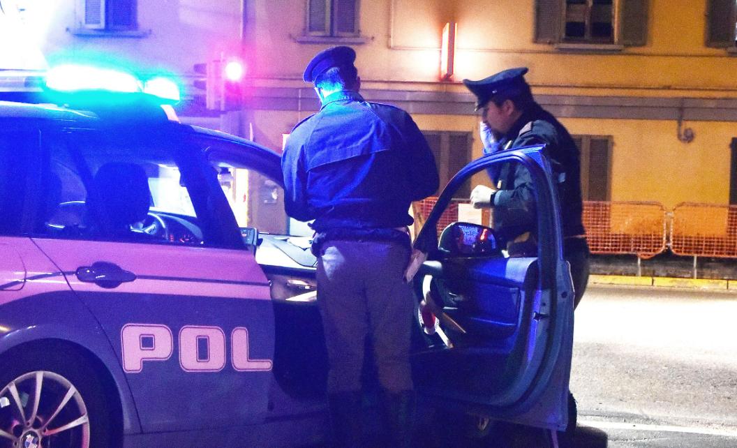 Ragazza picchiata dalle coetanee fuori da un locale: spinte e calci, finisce al pronto soccorso