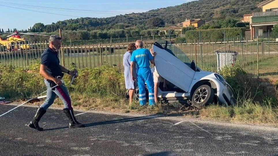 Il camion ha occupato l’intera corsia nord, la Smart è finita fuori strada. Tre feriti, nessuno grave. Caos totale: traffico bloccato per ore.