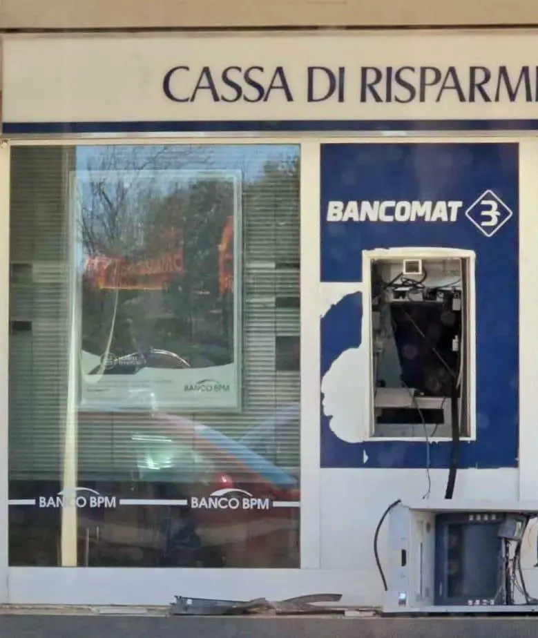 Esplosione nella notte. Bancomat sventrato