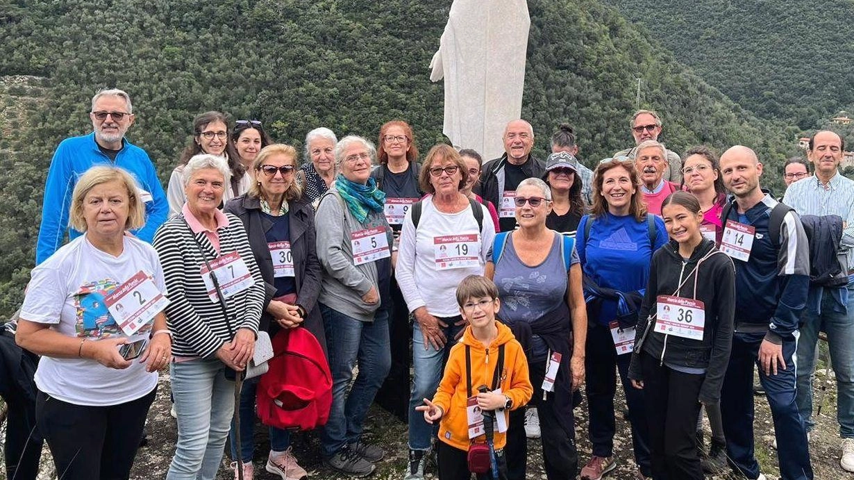 A Pietrasanta, la 2a edizione della "Marcia della Poesia" ha coinvolto una cinquantina di partecipanti, con visita a luoghi storici legati a Carducci e un murales dedicato al poeta. Un'occasione per immergersi nella cultura locale e godere di panorami suggestivi.