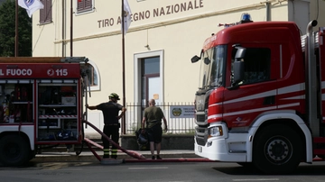 Due morti nell’incendio, tragedia al poligono di tiro: le fiamme nella struttura, divorata la pineta