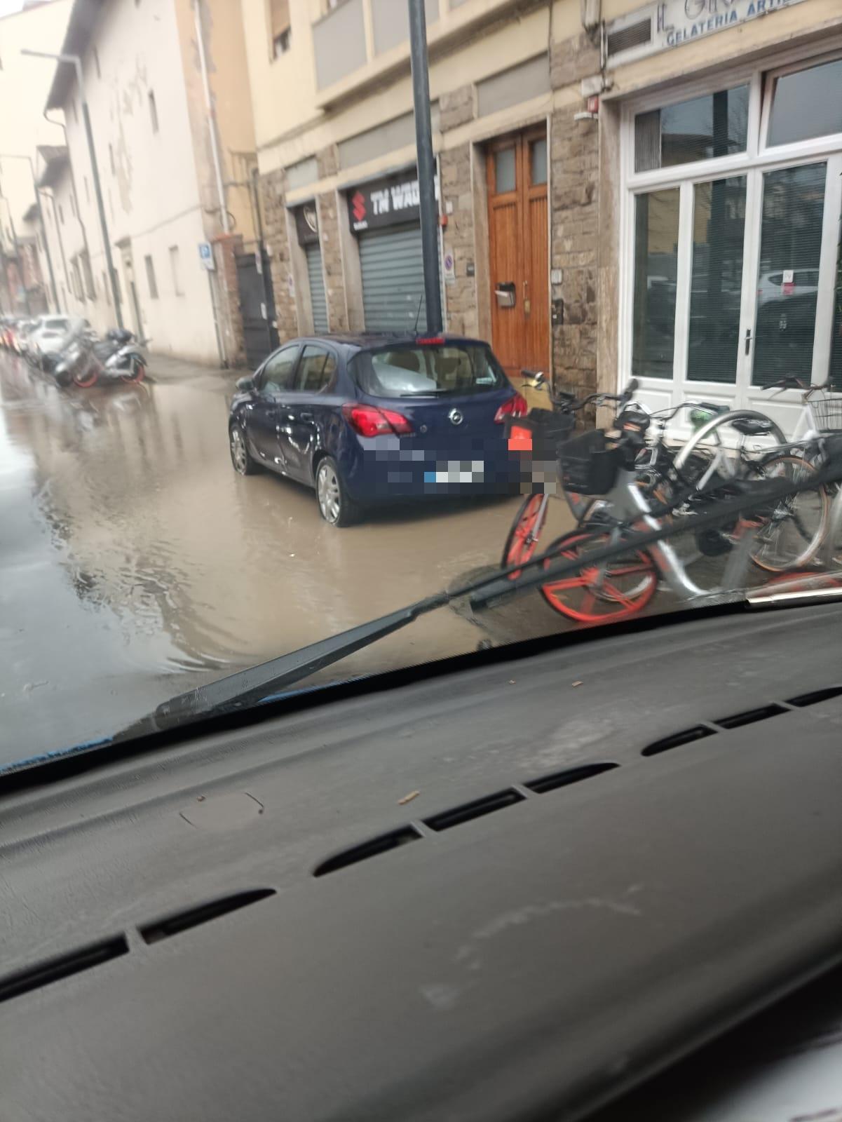 La rabbia di via Aretina: “Rischiamo che si allaghino le attività per una caditoia ostruita”