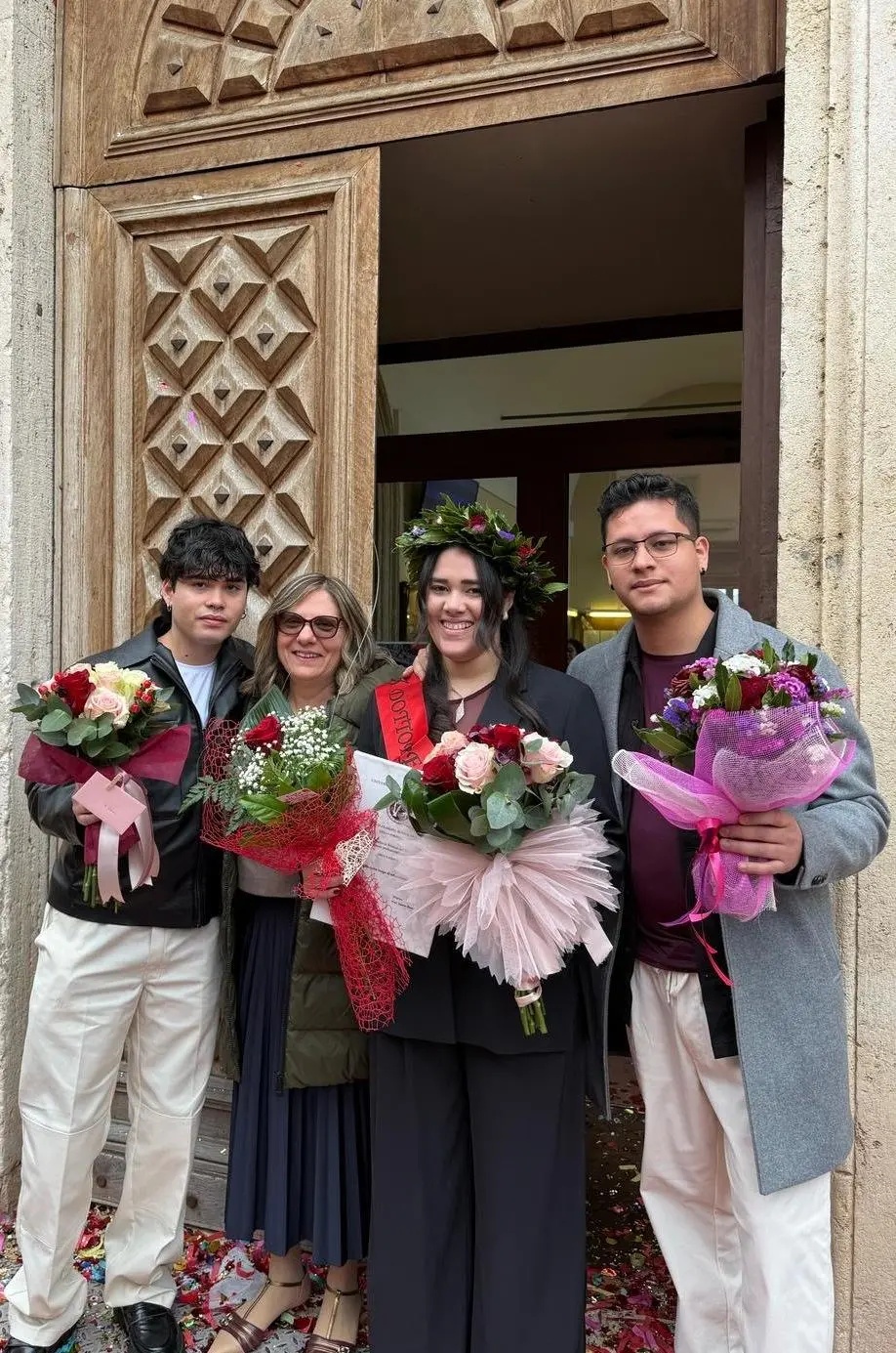 Nella tesi la storia di famiglia. La laurea con il racconto della adozione sua e dei fratelli