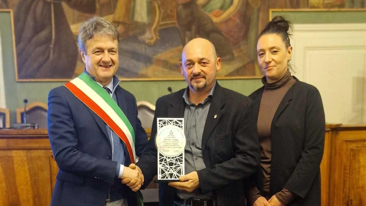 MAGIONE – E’ stato consegnato, dal sindaco di Magione Massimo Lagetti, ad Antonio Sciurpi, medaglia d’argento al Campionato Mondiale di...