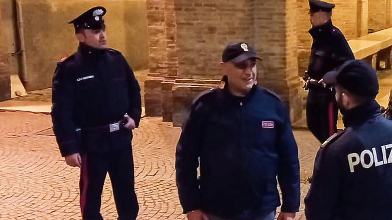 Polizia e carabinieri sono intervenuti dove è stata segnalata la lite, restando poi in zona a controllare la situazione (foto d’archivio)