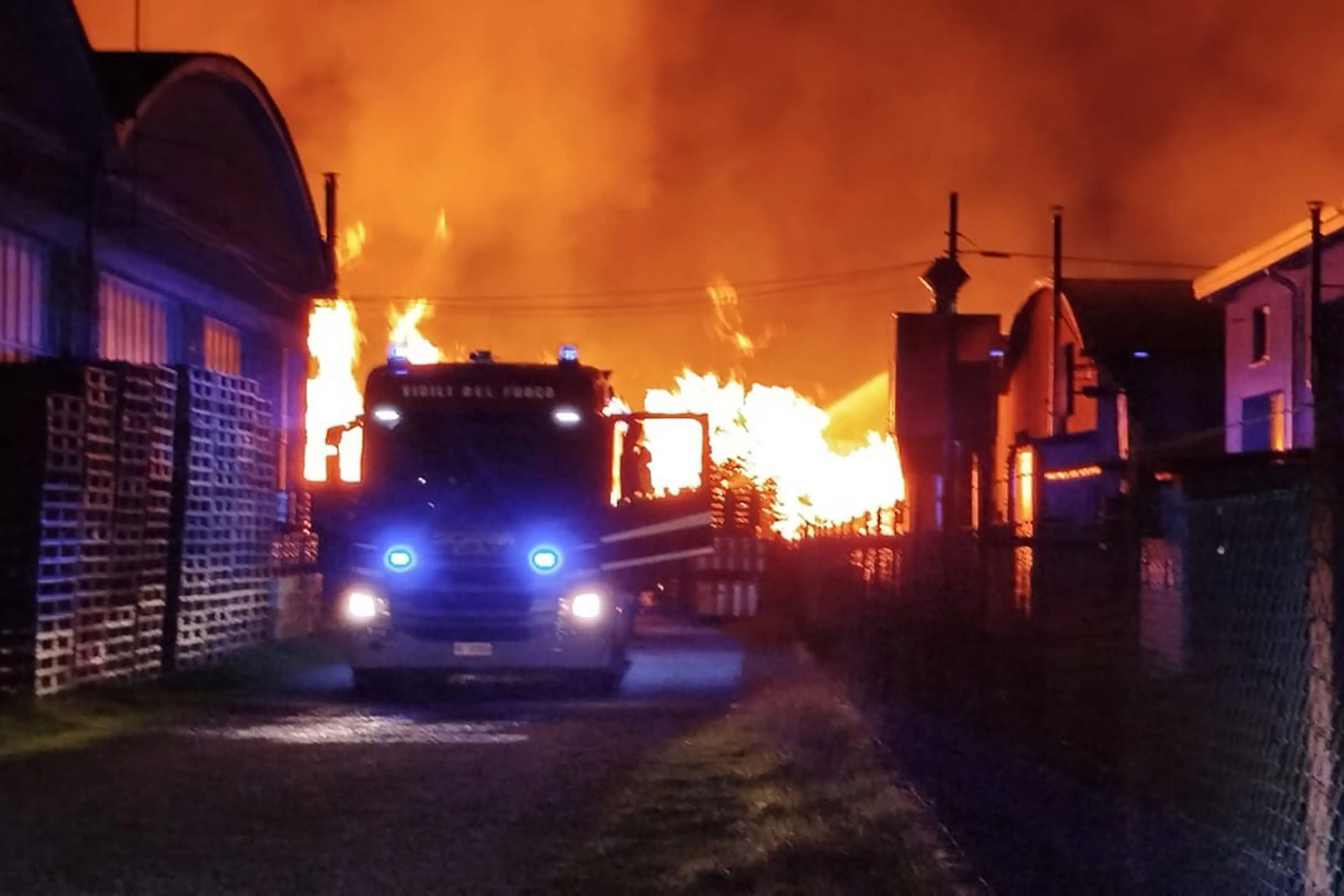 Incendio nella ditta di legnami, fiamme alte visibili a chilometri. Danni pesantissimi